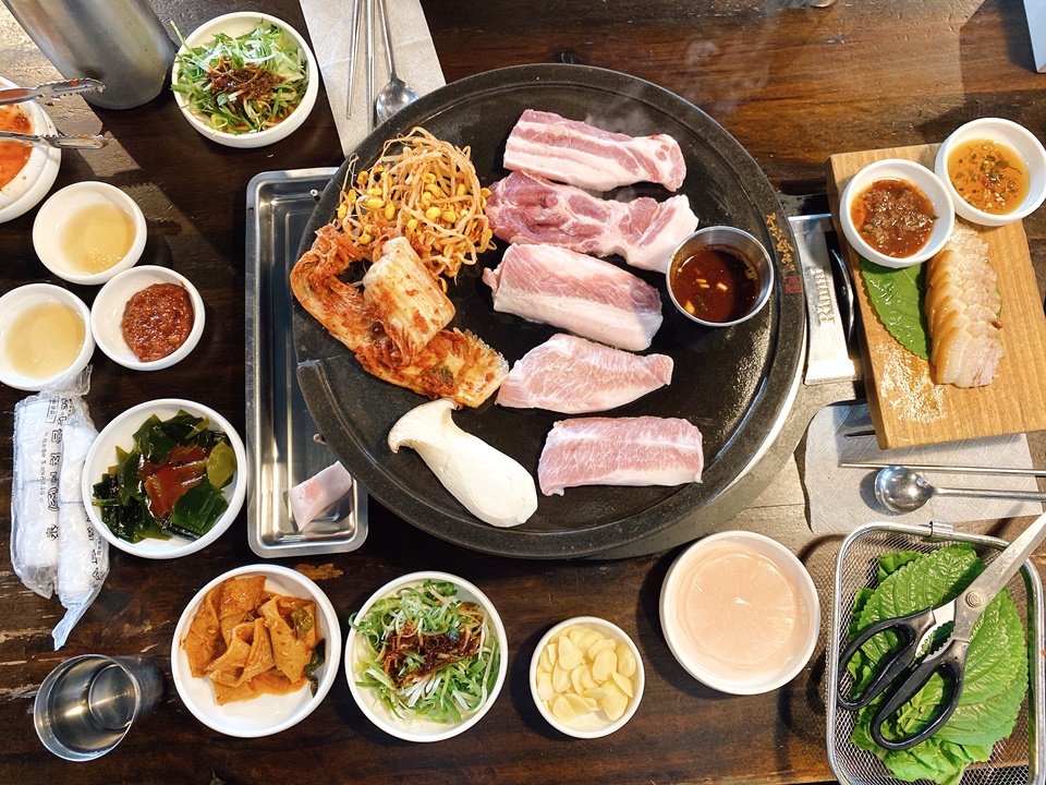 Jeju❤️台韓夫婦濟州島蜜月旅行❤️入選米其林指南的돔베돈黑豬肉餐廳真有那麼好吃嗎?