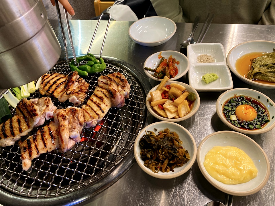 韓國誠信女大站超人氣계모임炭香鹽烤雞排餐廳!